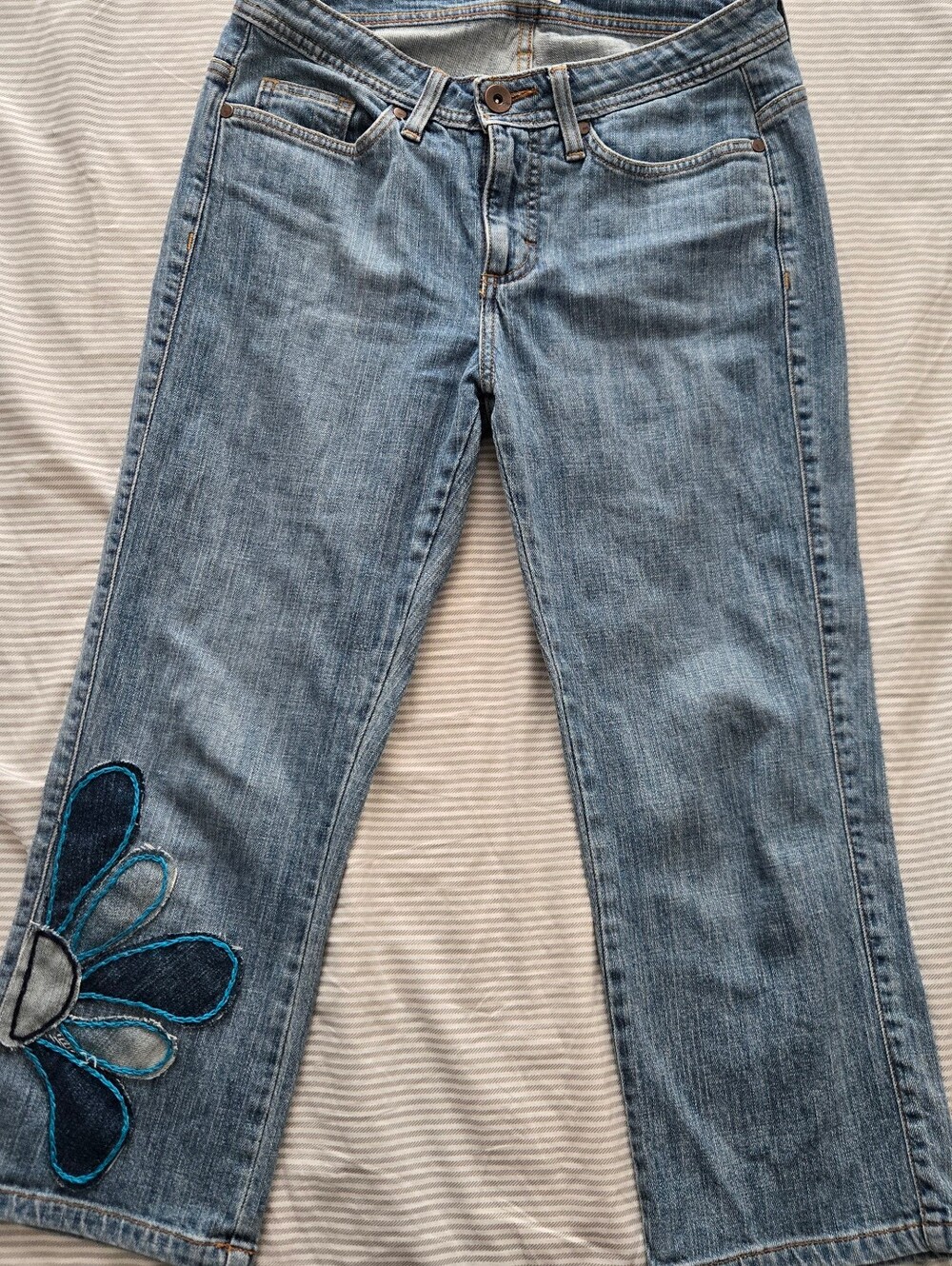 Y2k Lee Cropped Light Blue Jeans with Floral Appliqué
